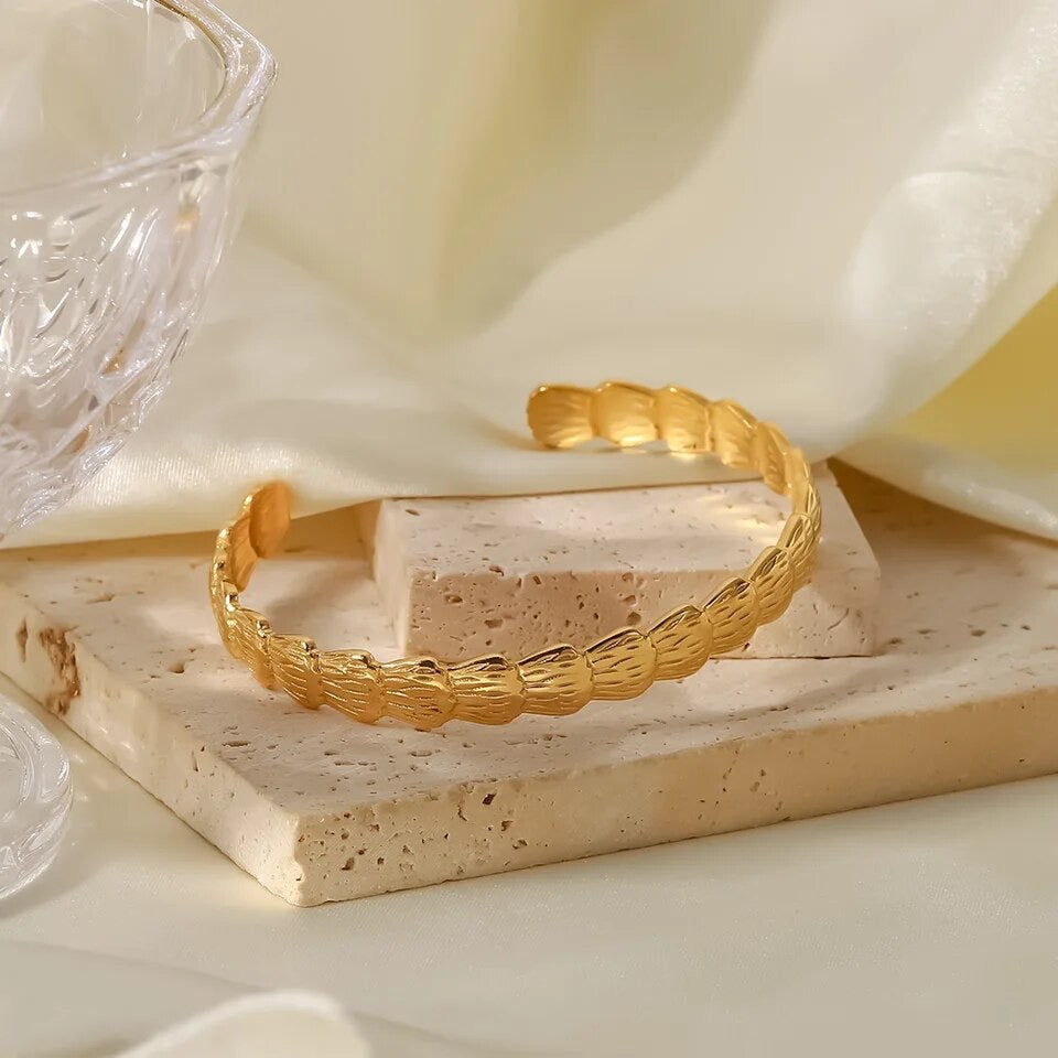 KIRA SHELL BANGLE