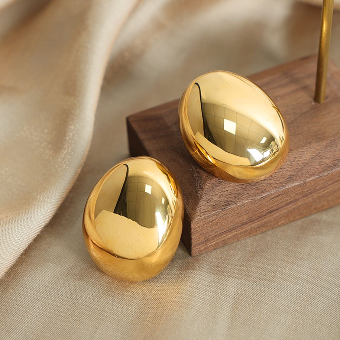 EVE OVERSIZED EAR STUDS 18K GOLD PLATED