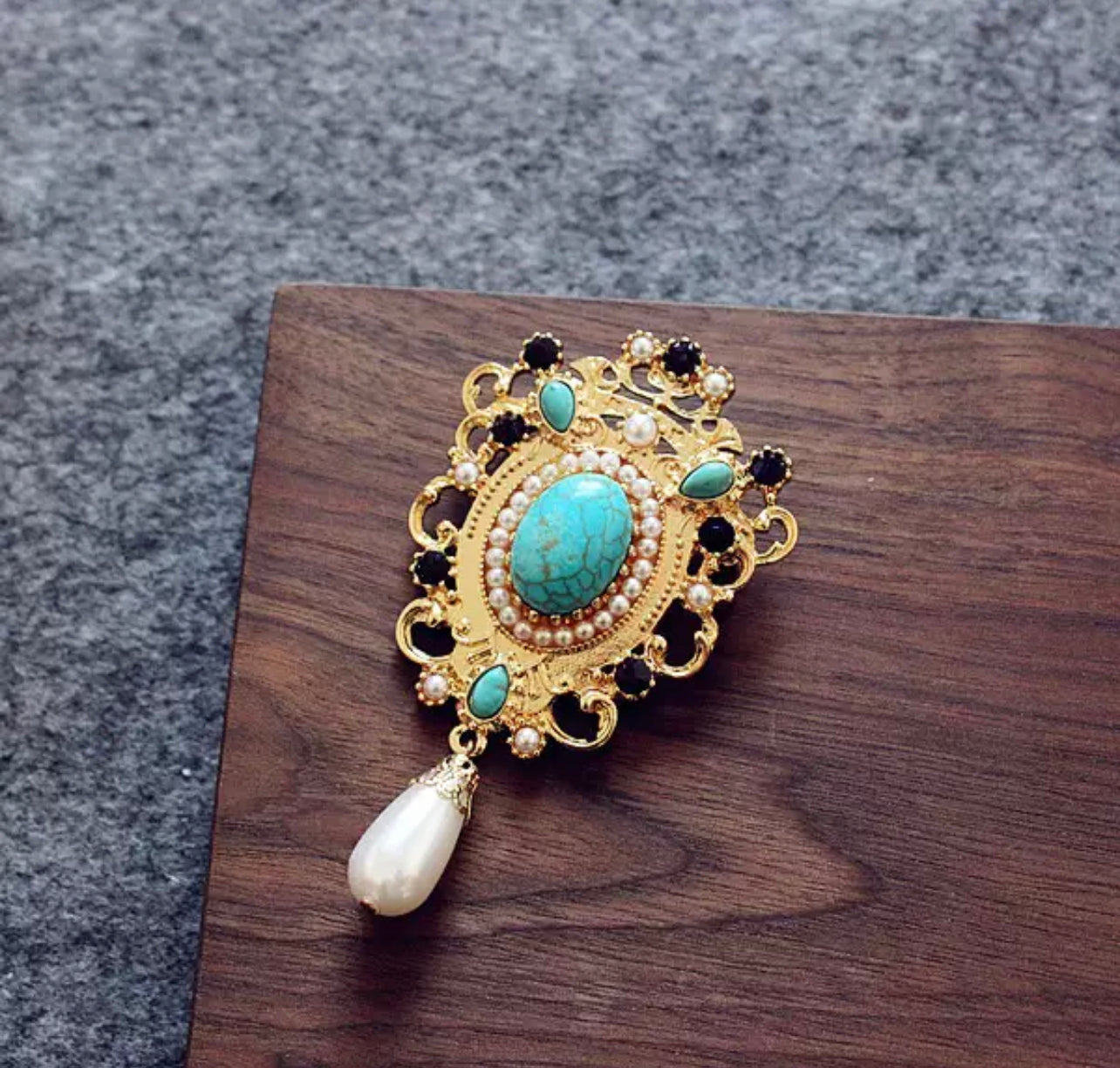 SCAR'S BLUE PEARL BROOCH PIN